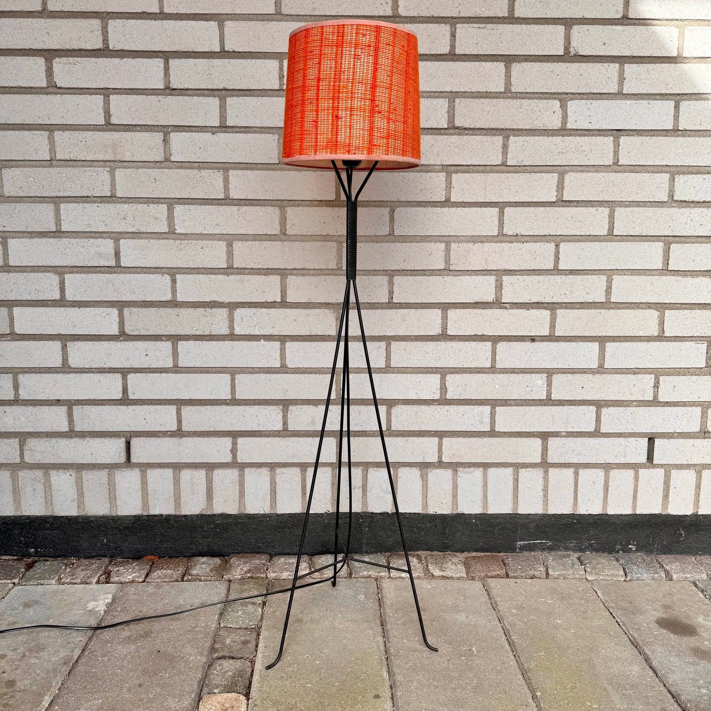 Tripod floor lamp