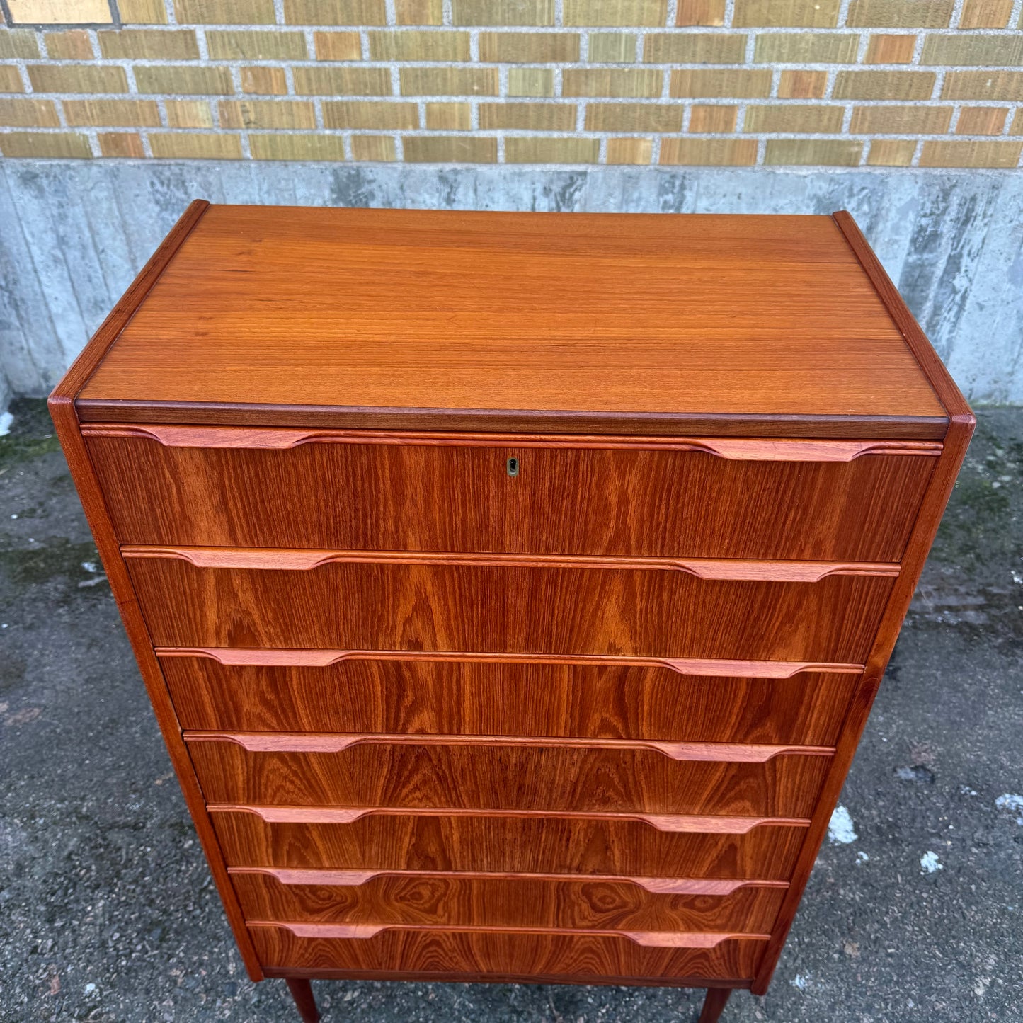 Större byrå i teak