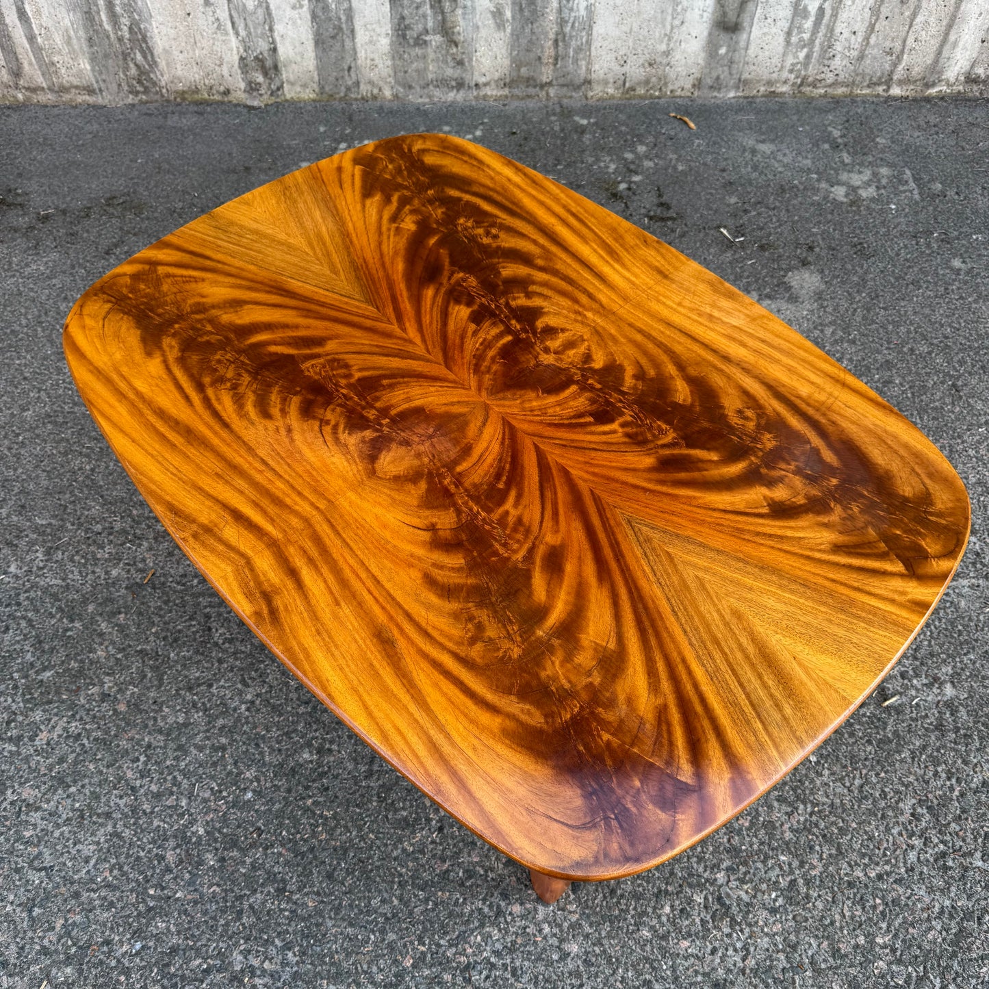 Massivt soffbord med skiva i mahogny fanér