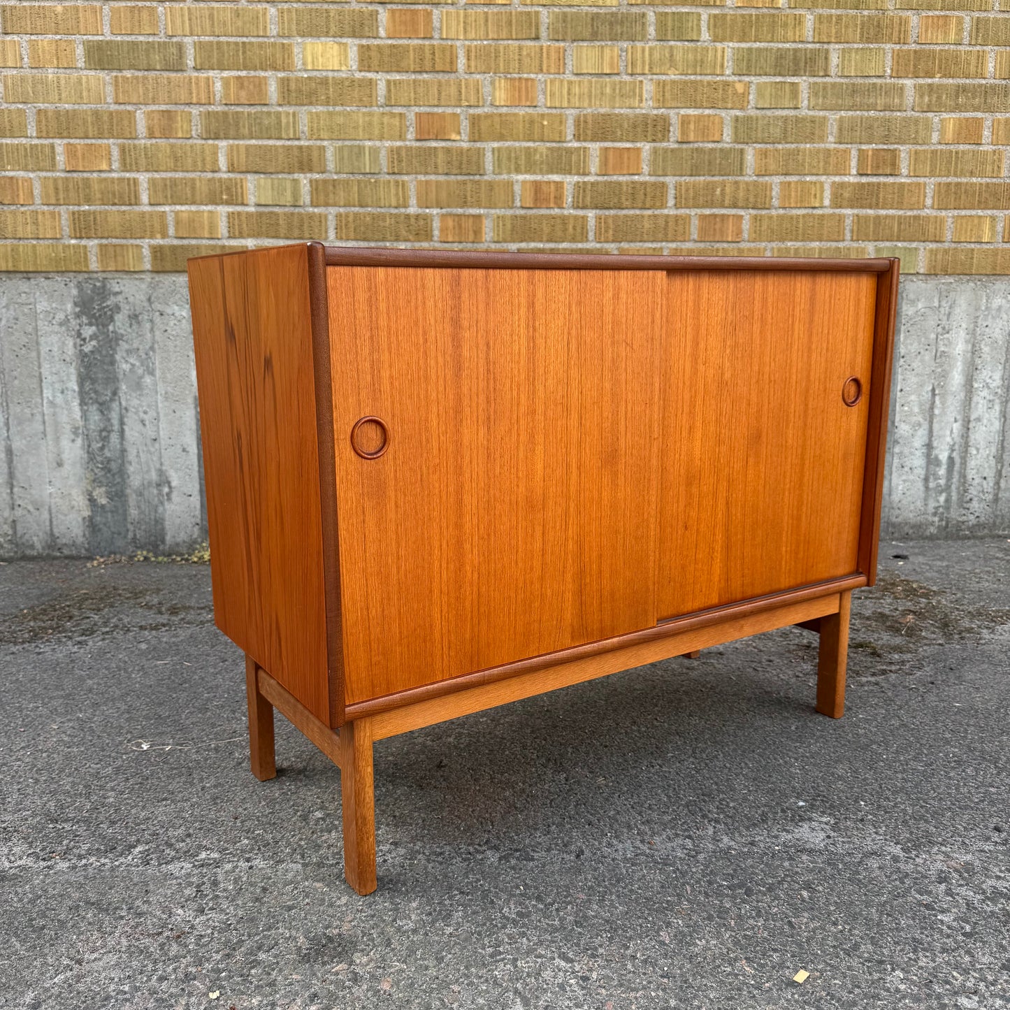 Nätt sideboard i teak med skjutdörrar