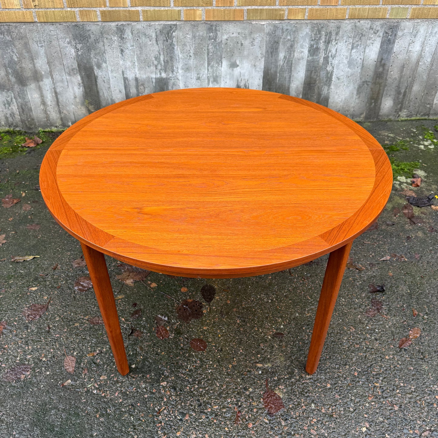 Runt matbord med inläggsskiva