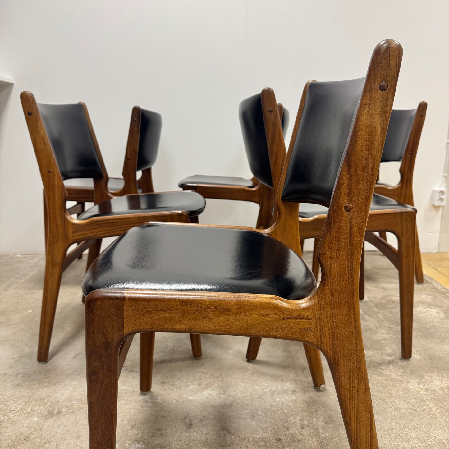 Set med 6st matstolar, modell 89 av Eric Buch