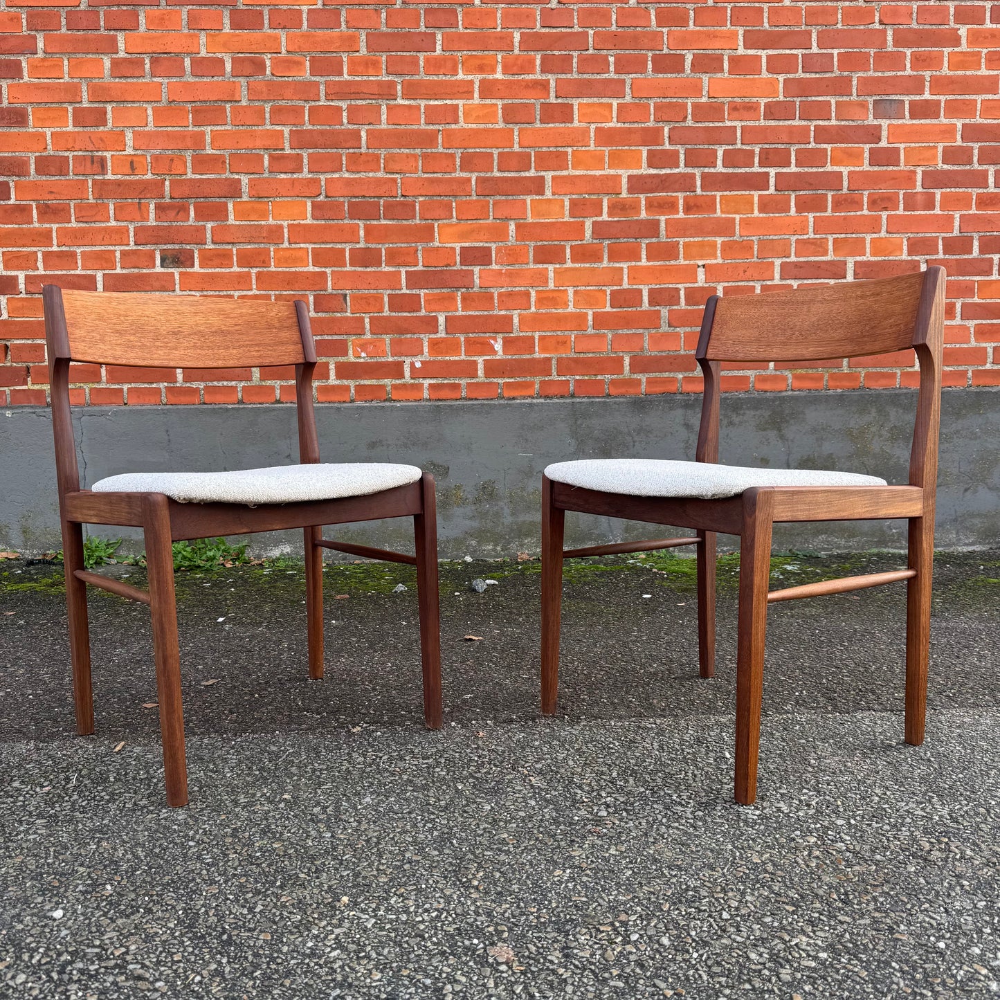 Paret matstolar av Eric Buch