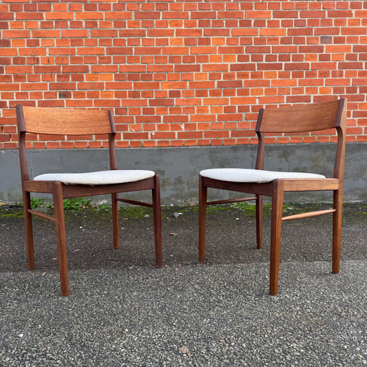 Paret matstolar av Eric Buch