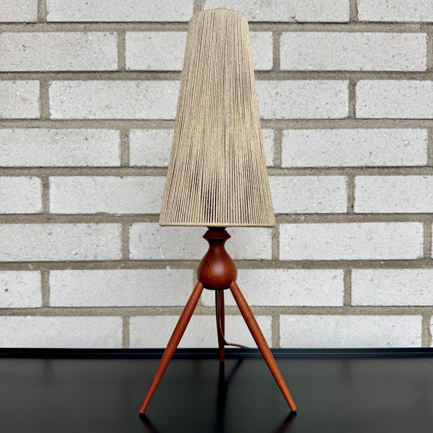Nätt bordslampa i teak