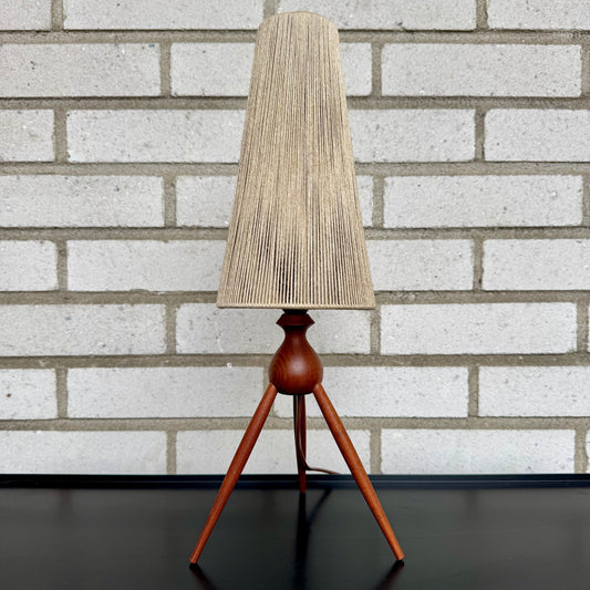 Nätt bordslampa i teak