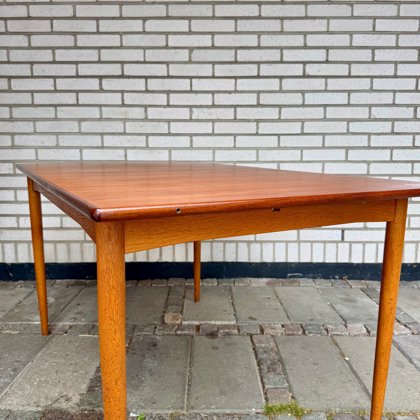 Matbord i ek och teak med dold inläggsskiva