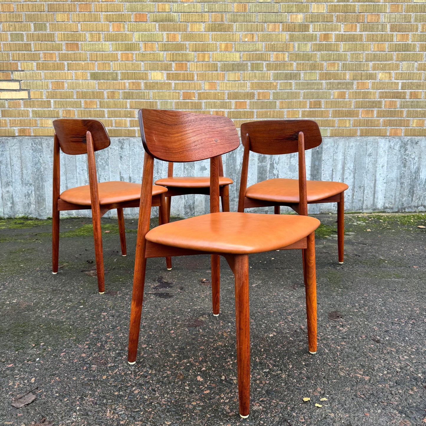 Set med fyra matstolar av Harry Østergaard