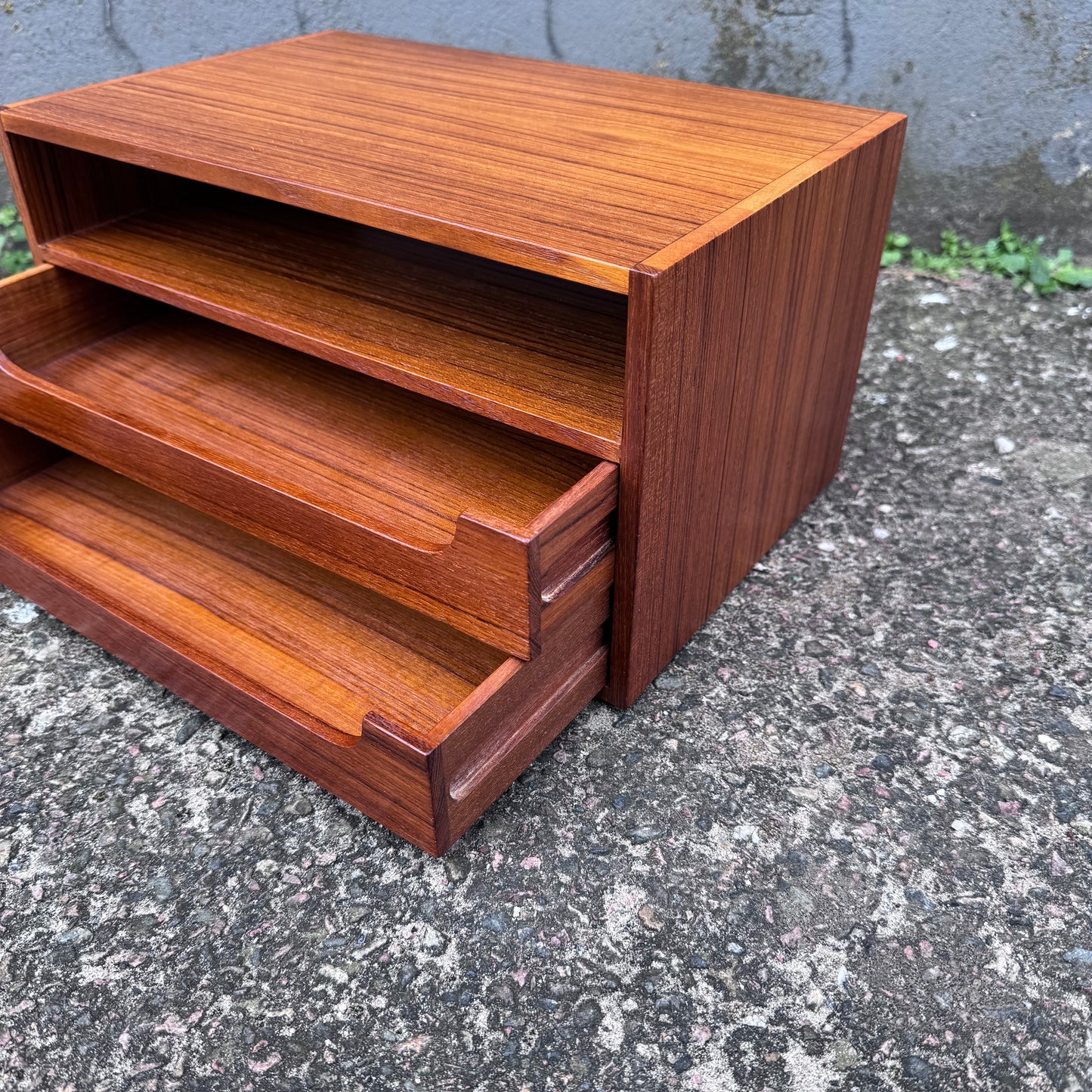 Document tray in teak