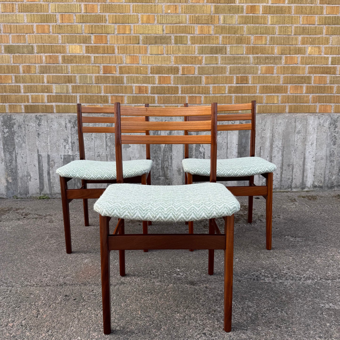Set med tre matstolar i teak med senare klädsel