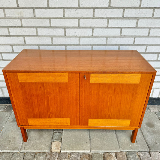 Nätt sideboard i teak