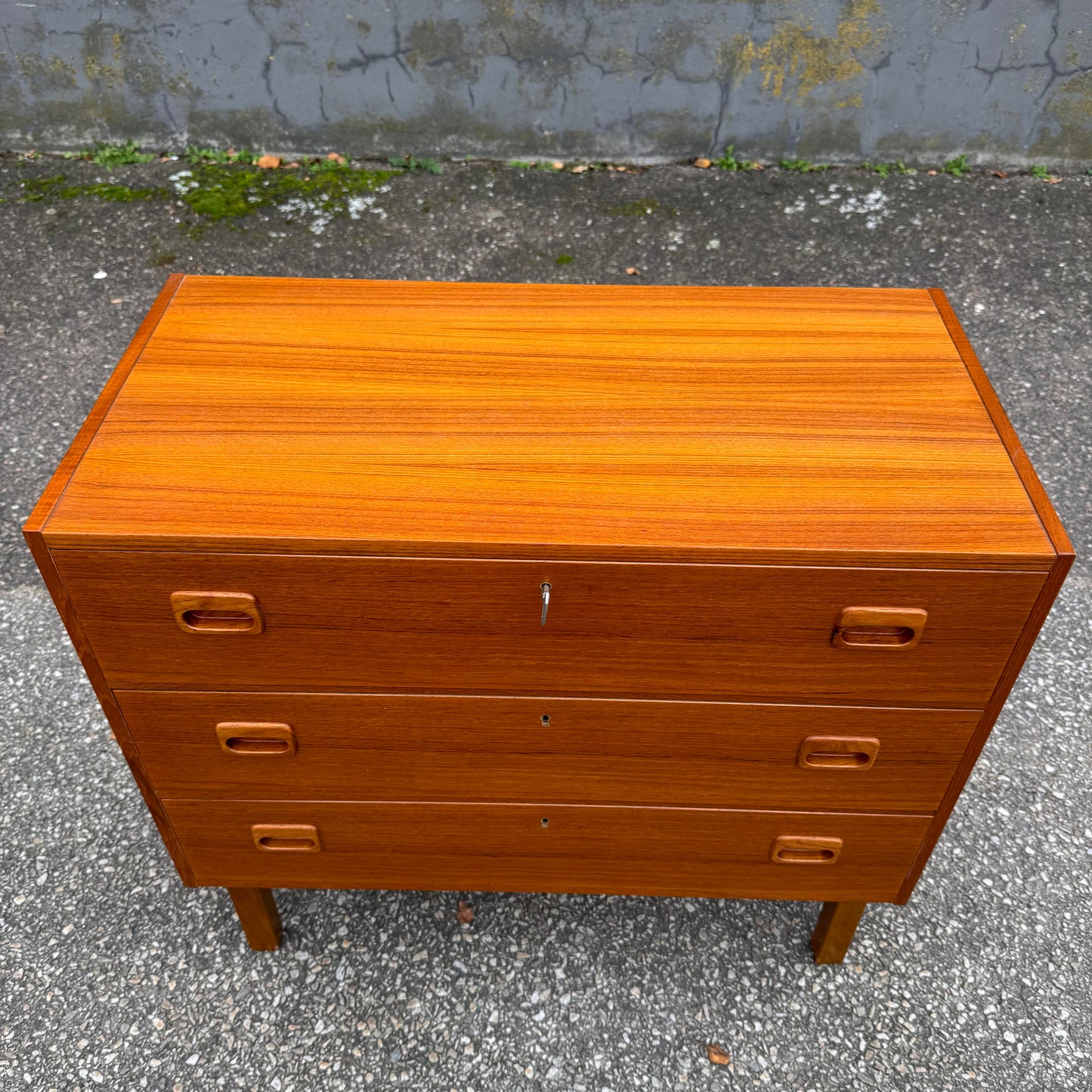 Teakbyrå med nyckel