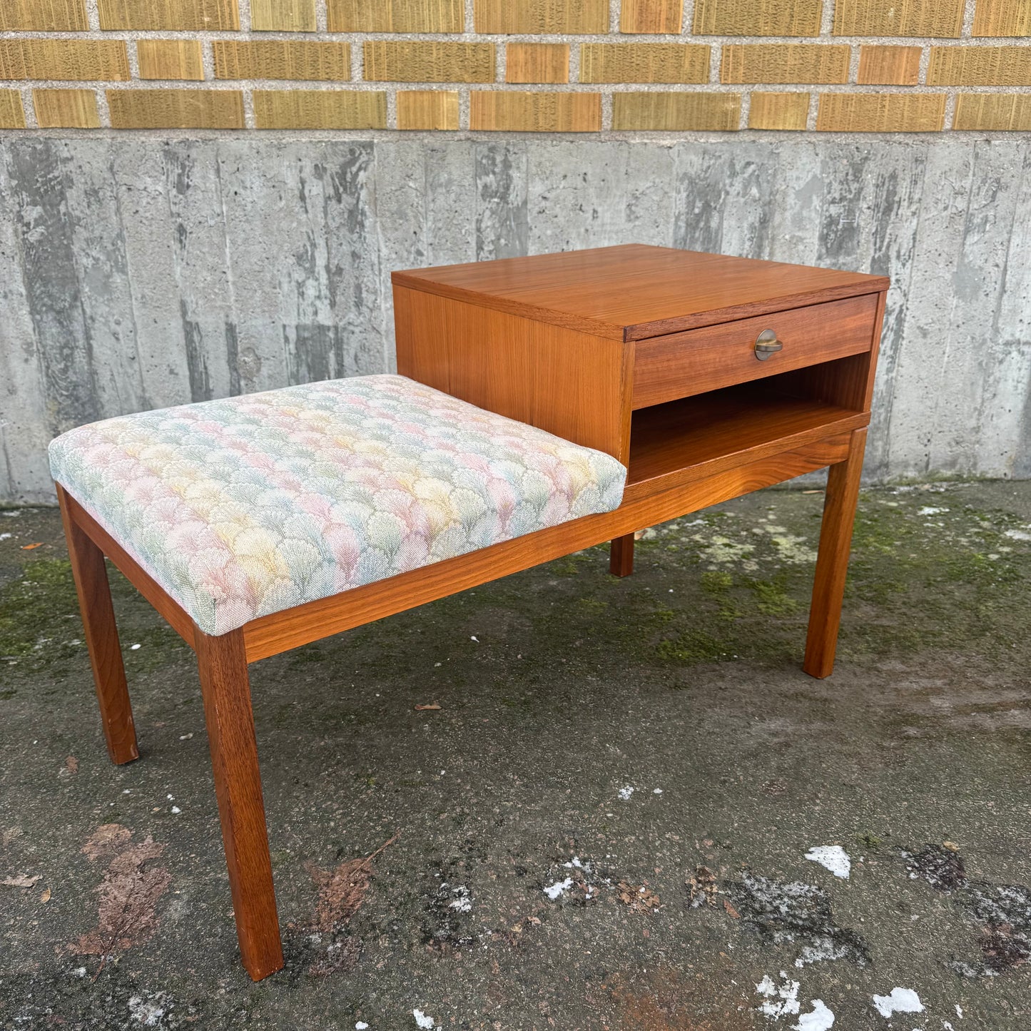 Hallmöbel i valnöt