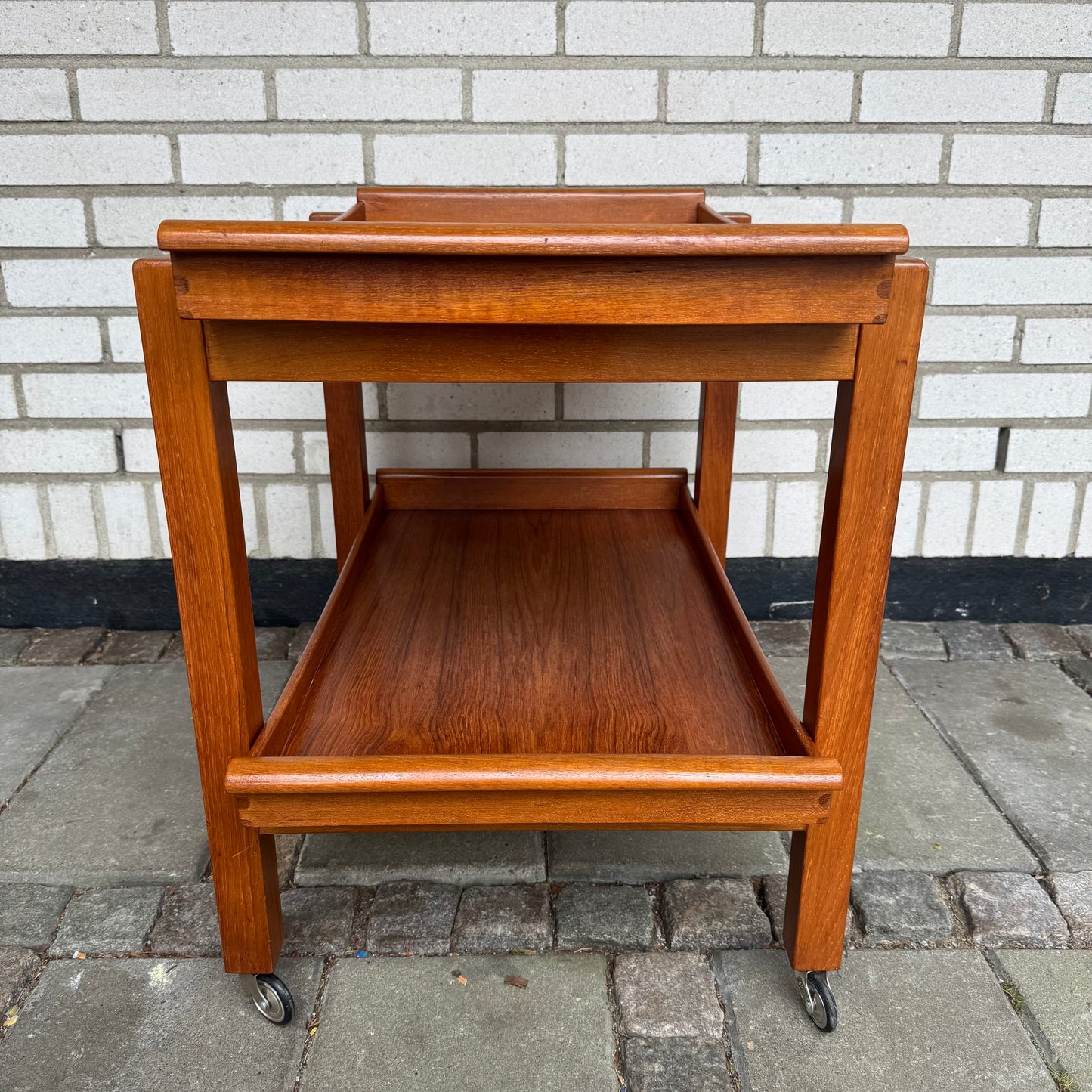 Serveringsvagn i teak med löstagbara brickor