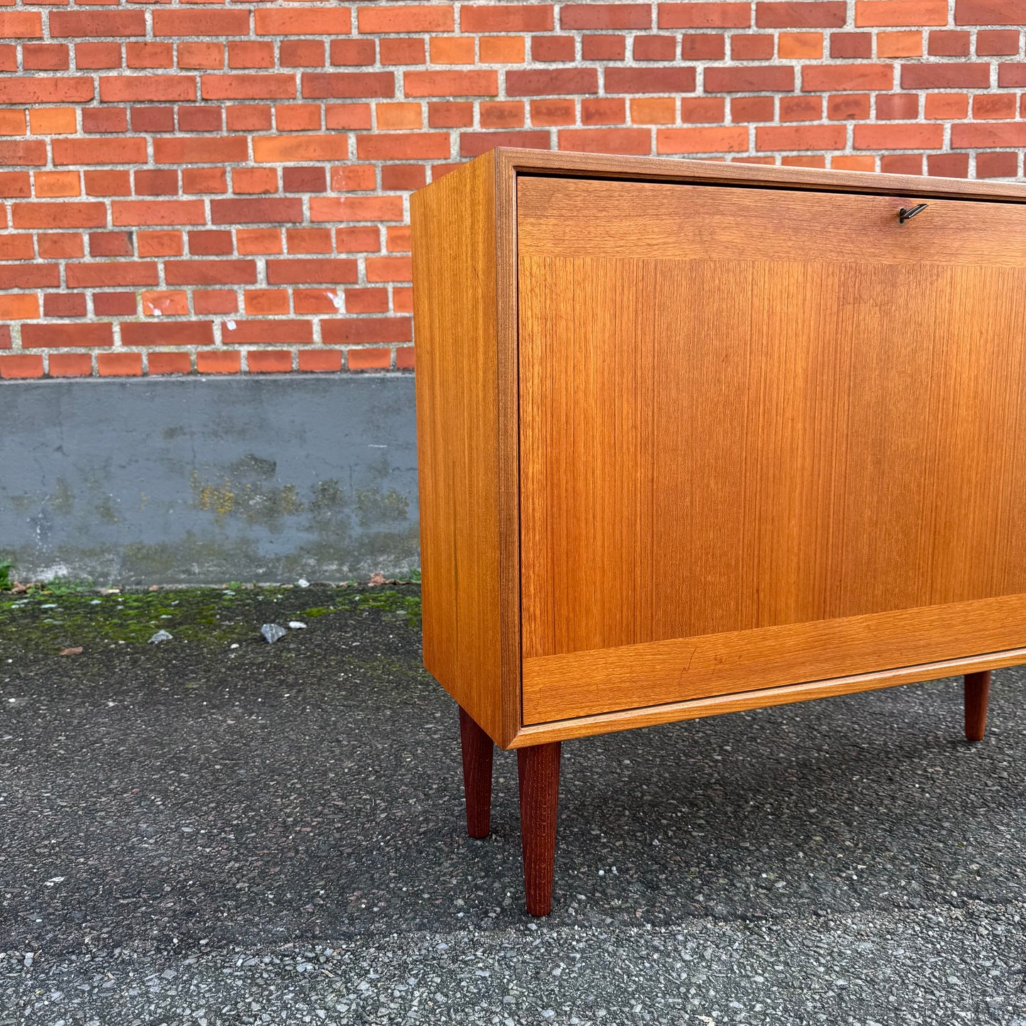 Barskåp i teak med belysning