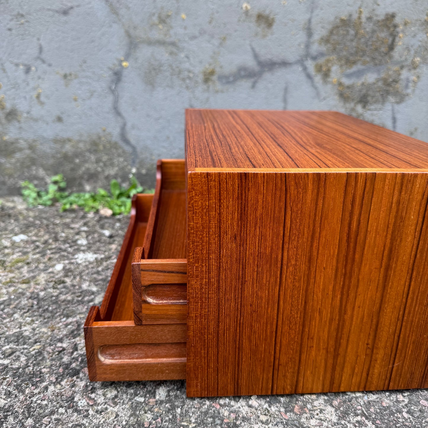 Document tray in teak