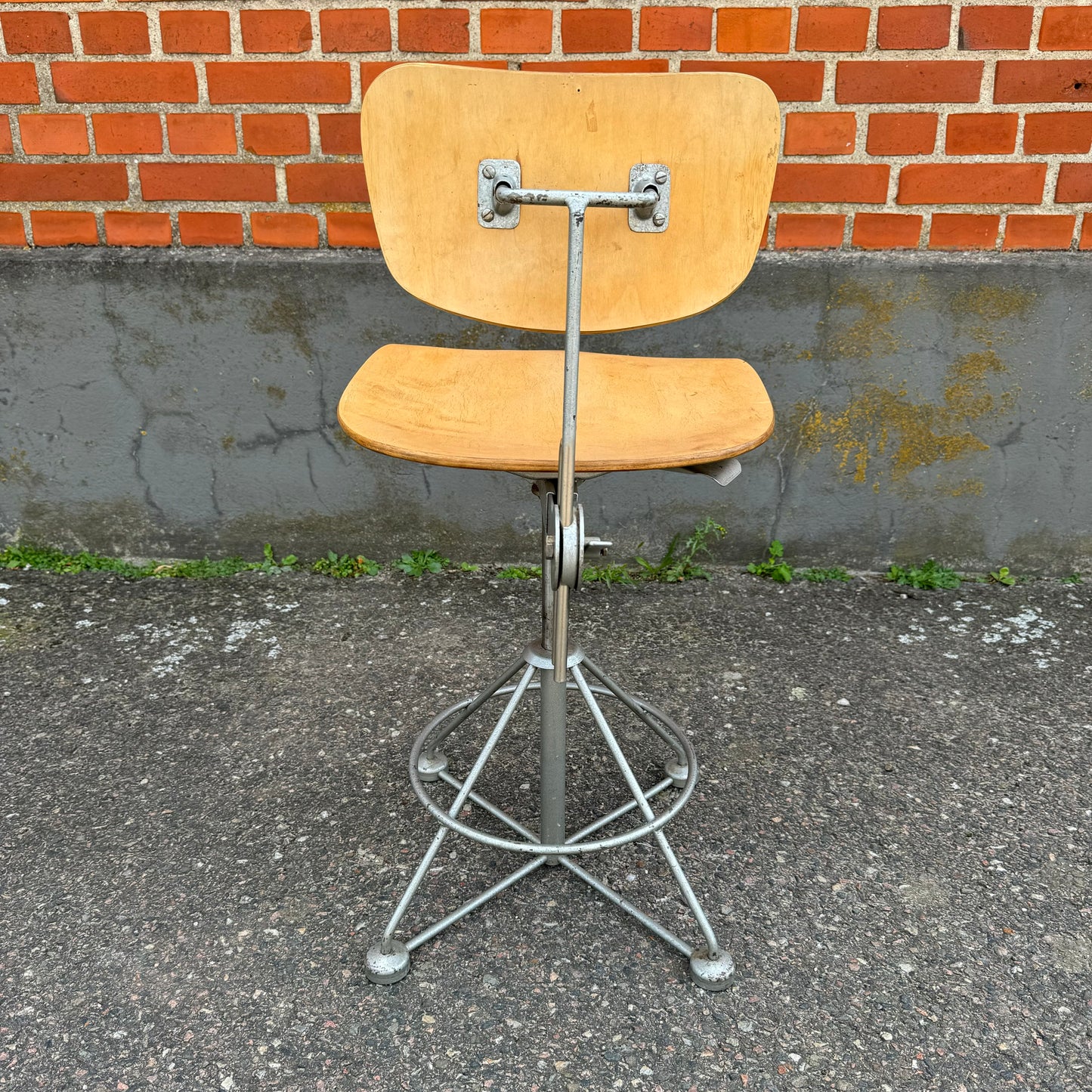 Adjustable mid century working chair