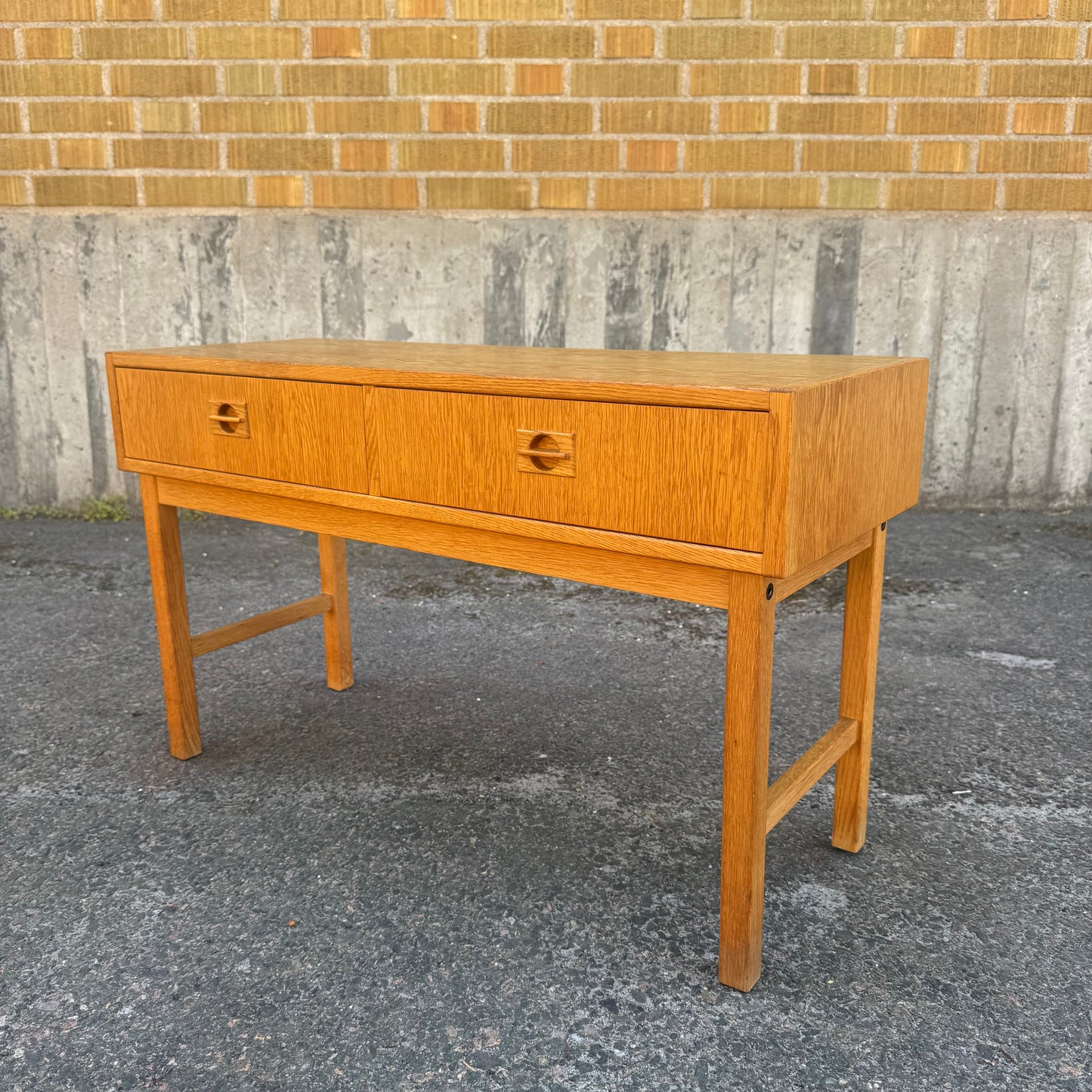 Sidobord/byrå i ek