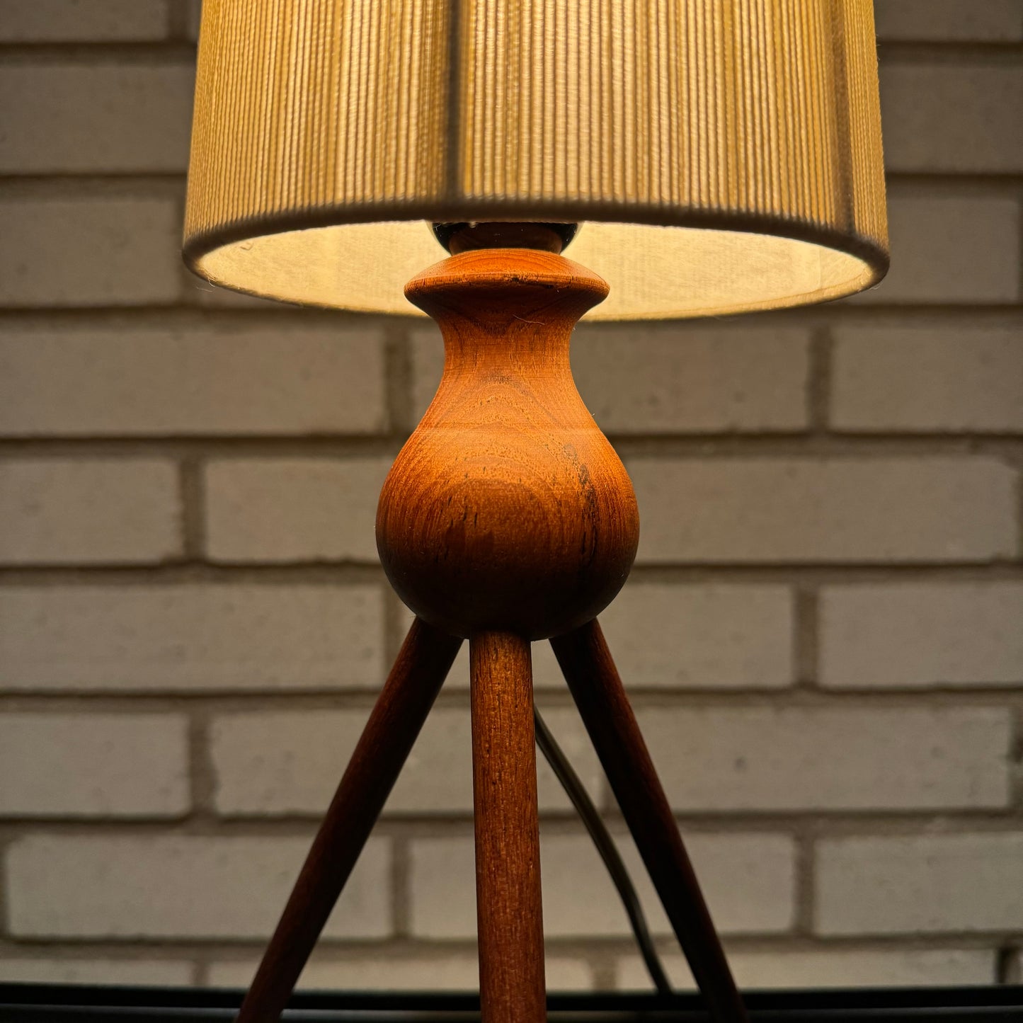 Tripod lamp in teak