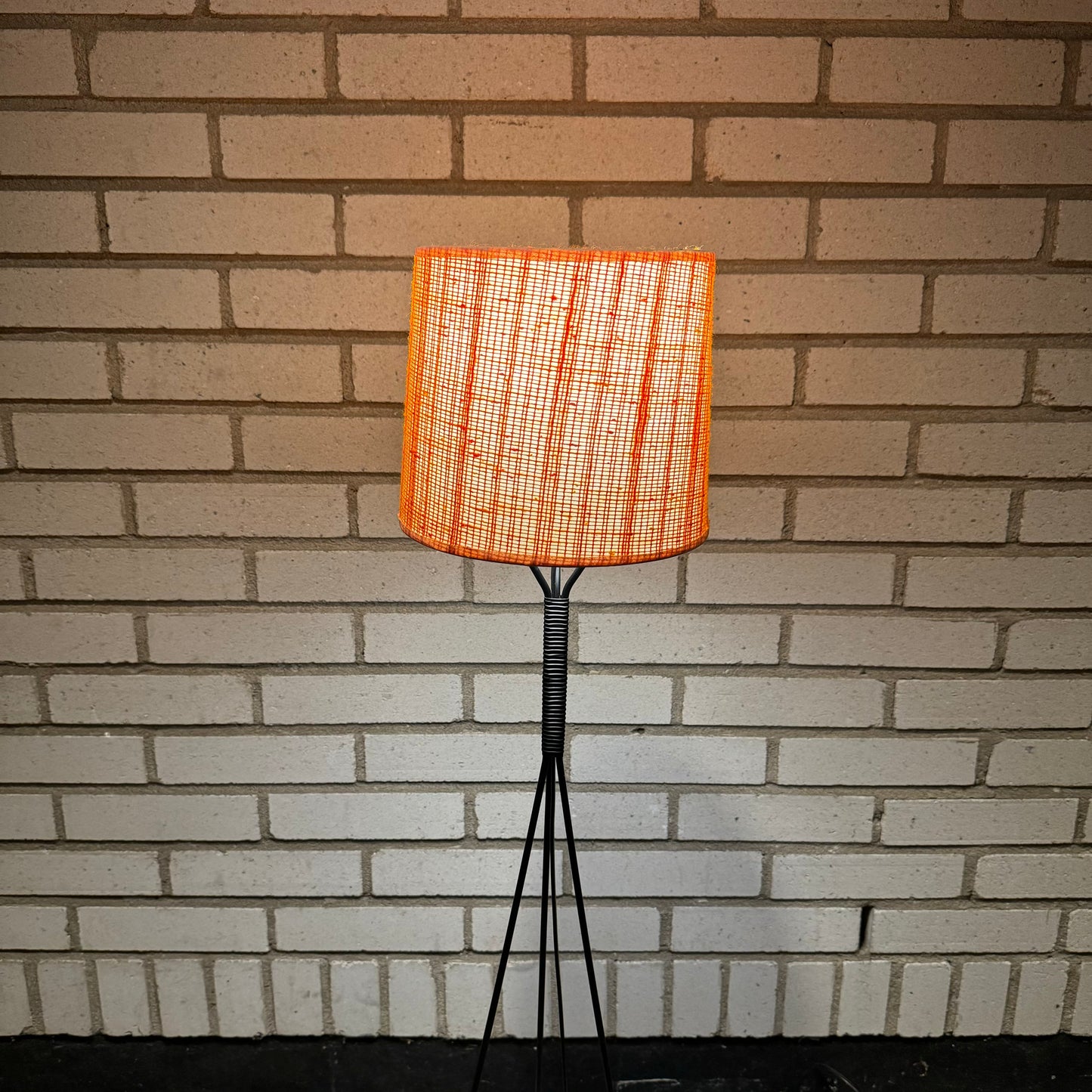 Tripod floor lamp