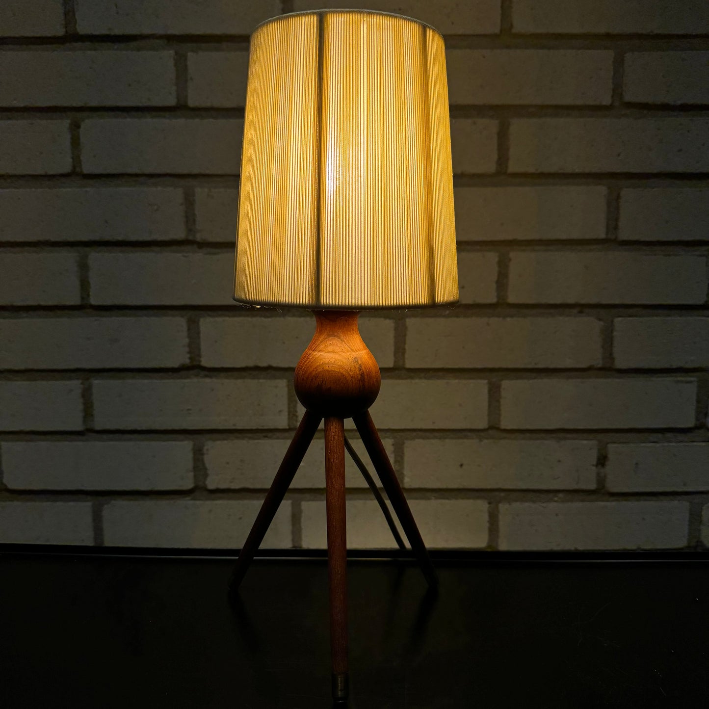 Tripod lamp in teak