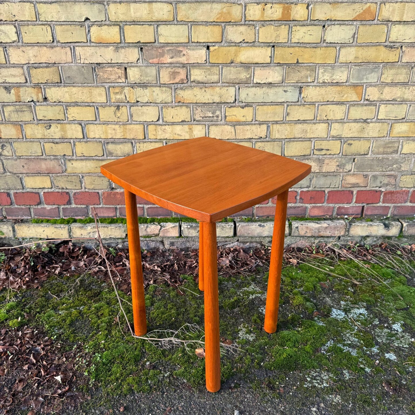 Higher side table in teak