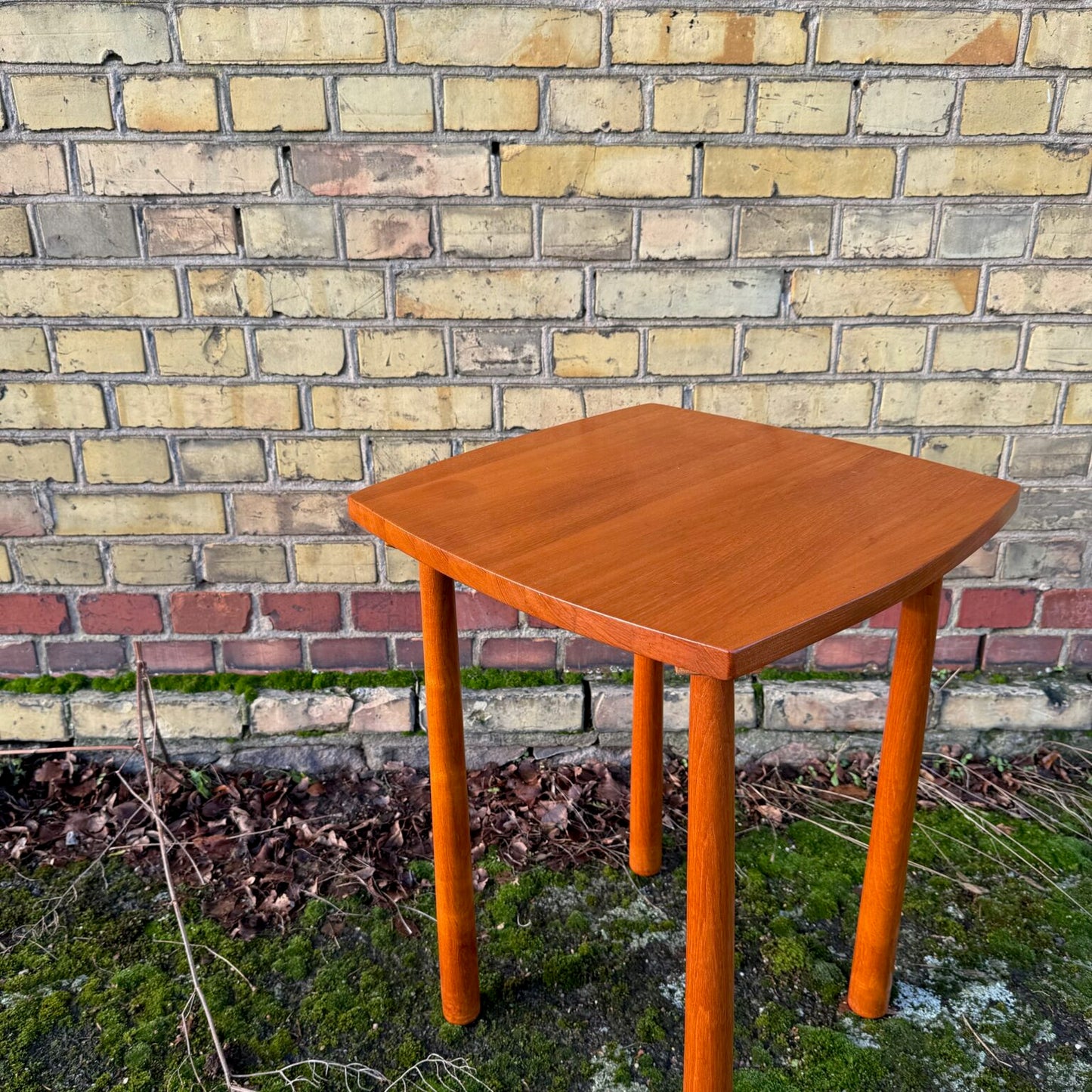 Higher side table in teak