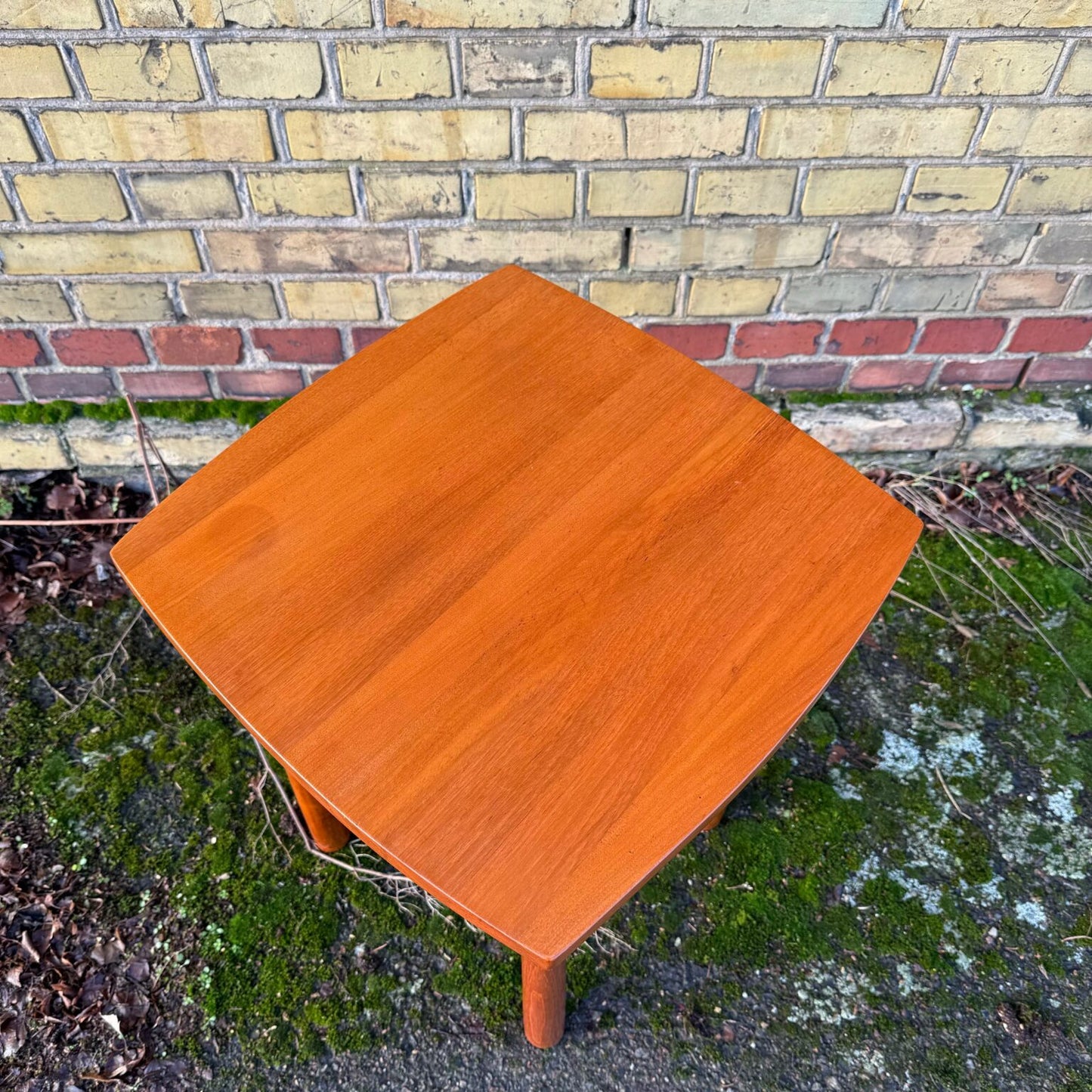 Higher side table in teak