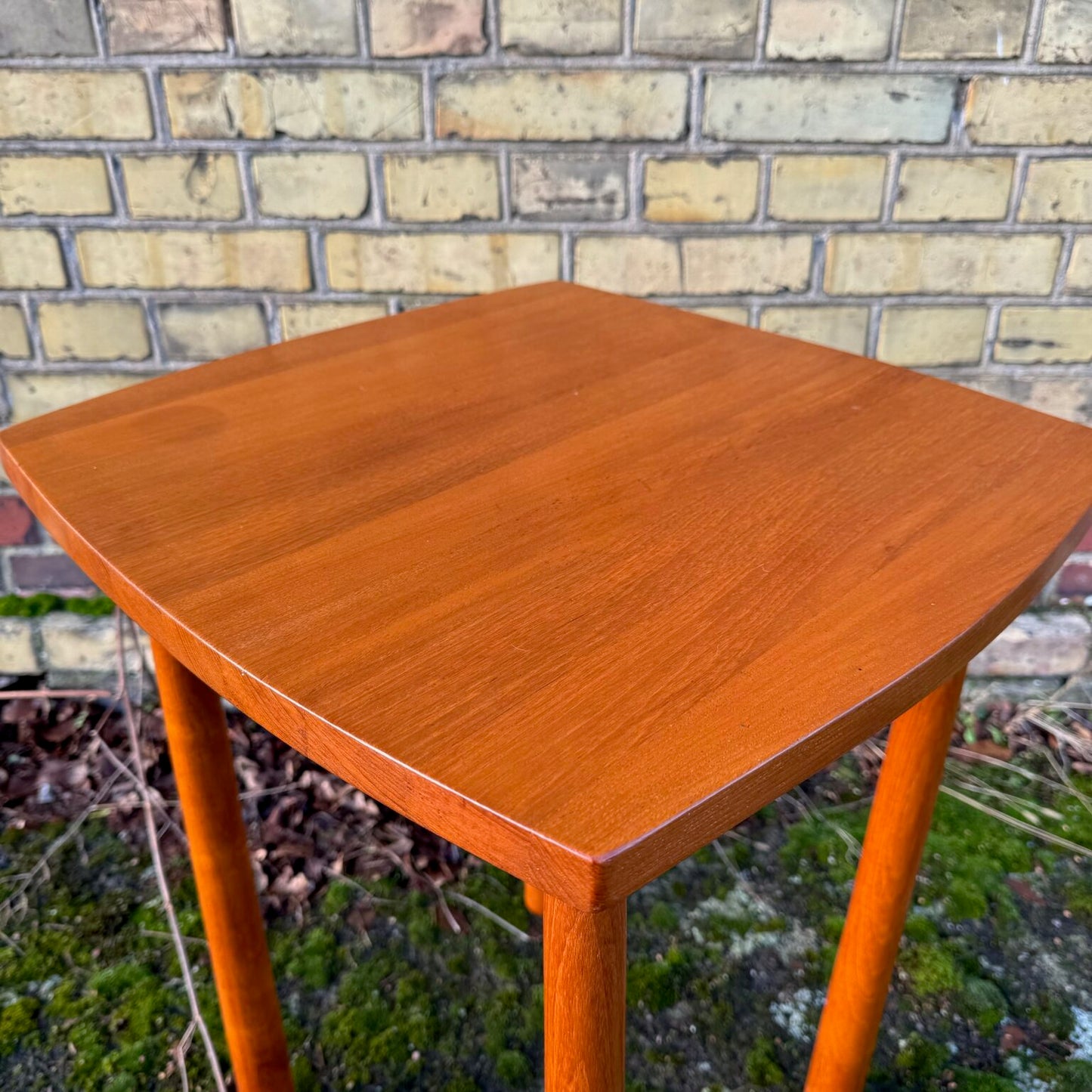 Higher side table in teak