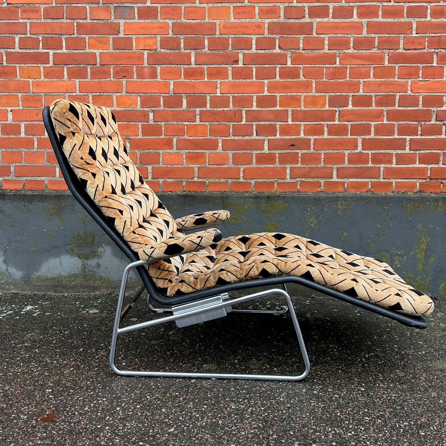 Adjustable Lounge Chair “Fenix” by Sam Larsson