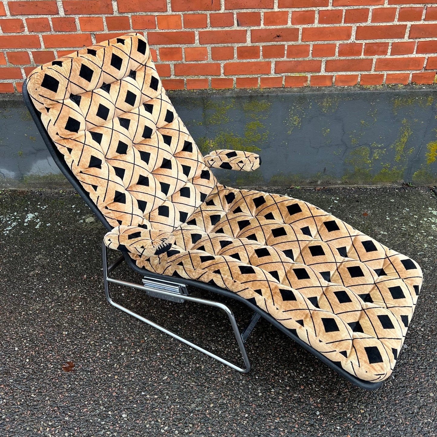 Adjustable Lounge Chair “Fenix” by Sam Larsson