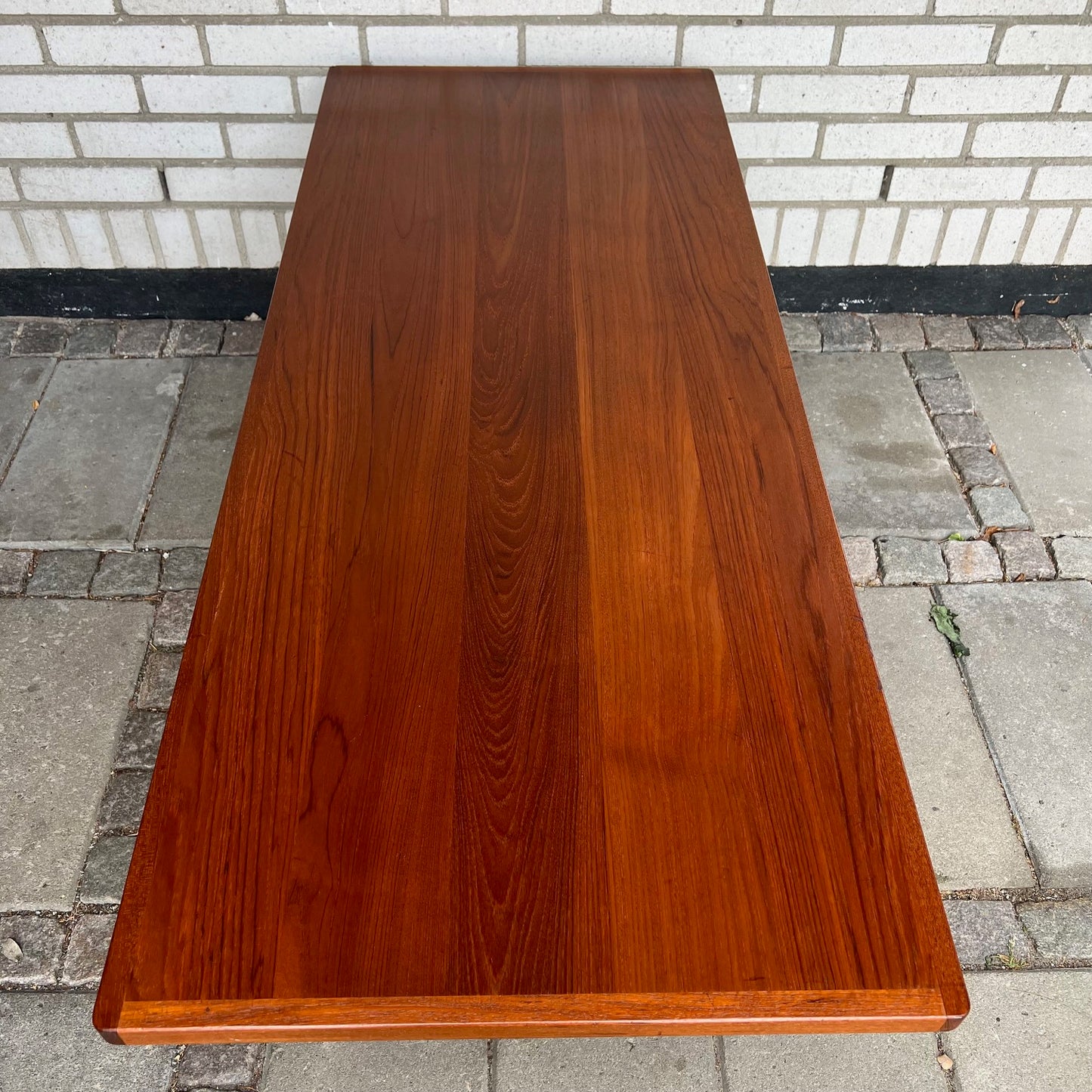 Coffee table in teak