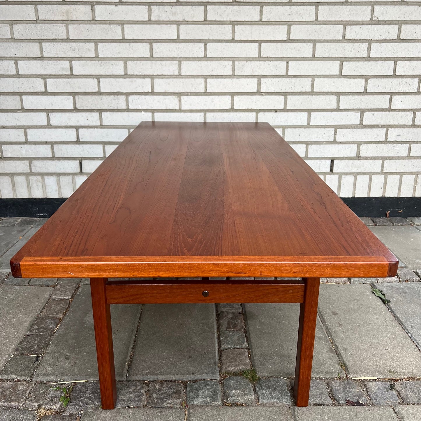 Coffee table in teak