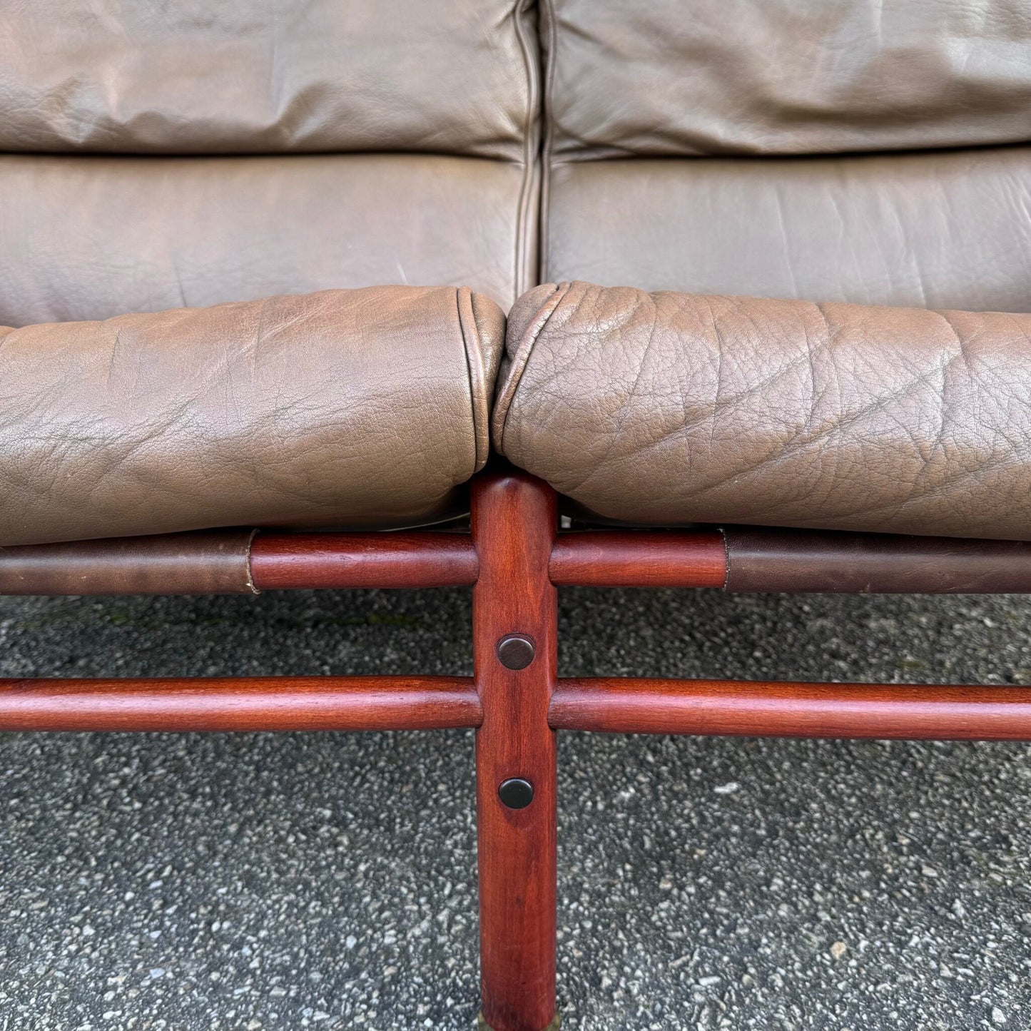 The 2-seat sofa “Kontiki” by Arne Norell