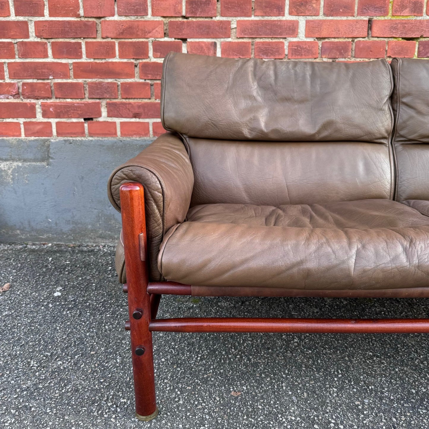 The 2-seat sofa “Kontiki” by Arne Norell